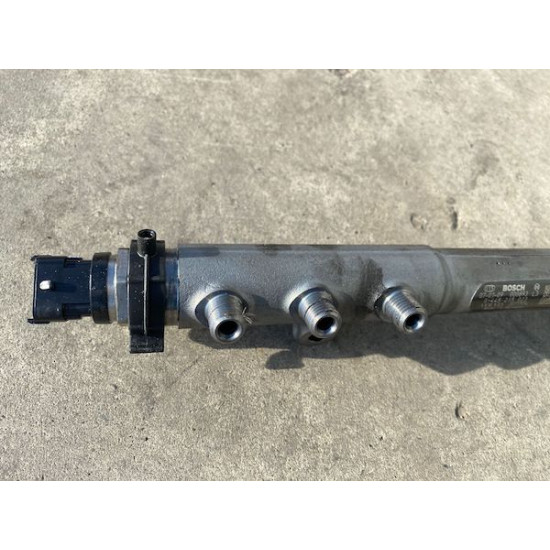 Fuel rail 2.4 Volvo S60 S80 V70 XC70 XC90 30777554